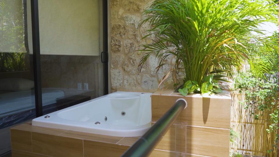 7. BALCON Y JACUZZI